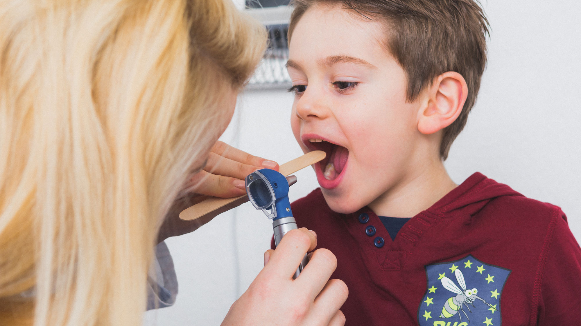 Kleiner Junge wird von Ärztin untersucht