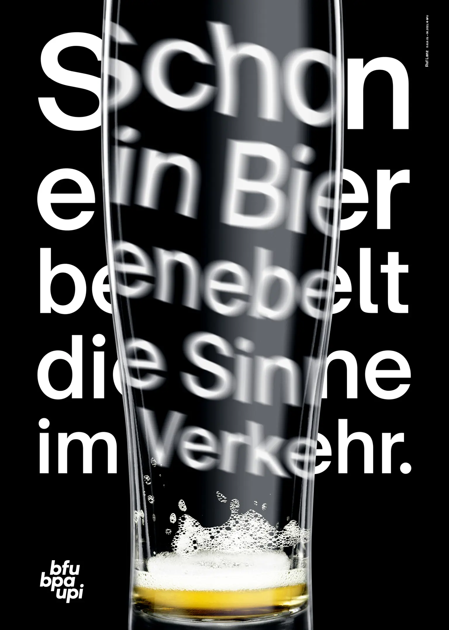 Kampagnenplakat "Wer trinkt fährt nicht": umgekehrtes Bierglas über Autoschlüssel 