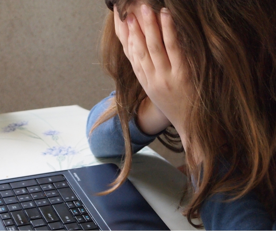 weinendes Mädchen über Tastatur