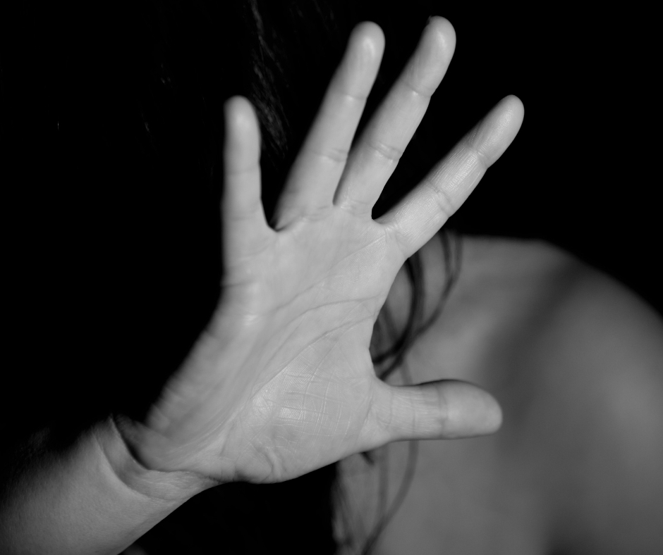 schützende Hand vor Gesicht