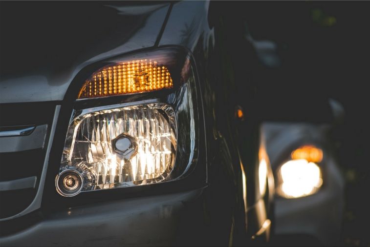 Autofront mit eingeschaltetem Licht