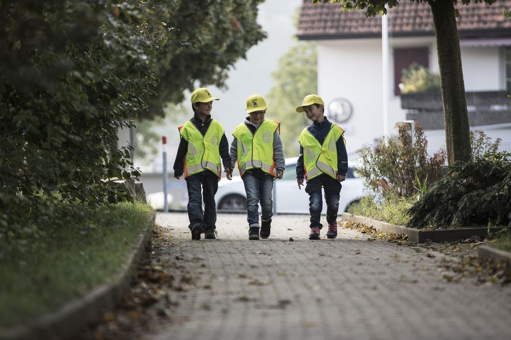 Kinder auf dem Schulweg