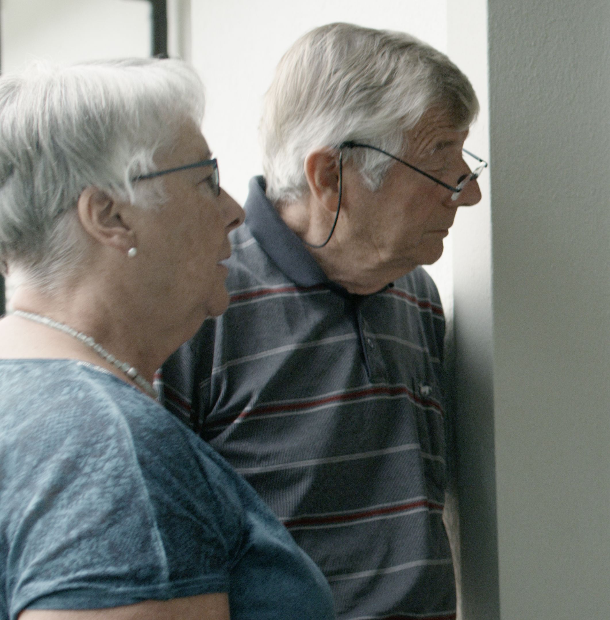 älteres Ehepaar welches zuhört