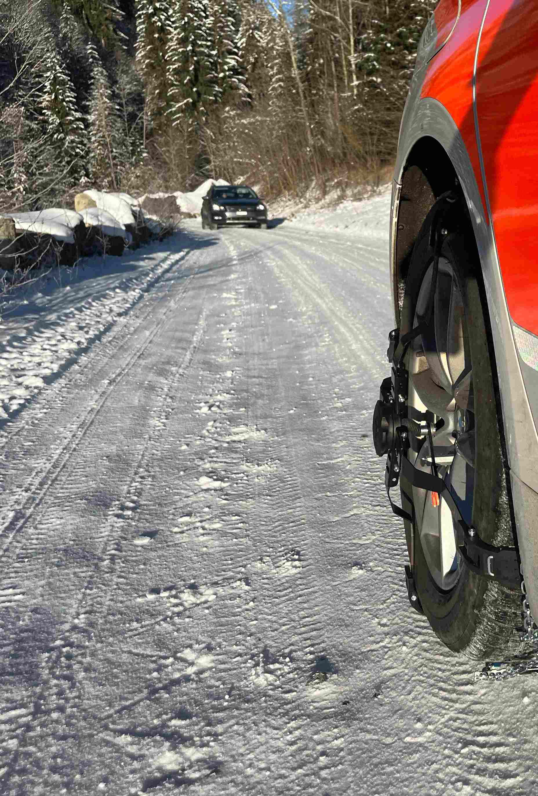 Radkasten eines Autos mit Eiszapfen