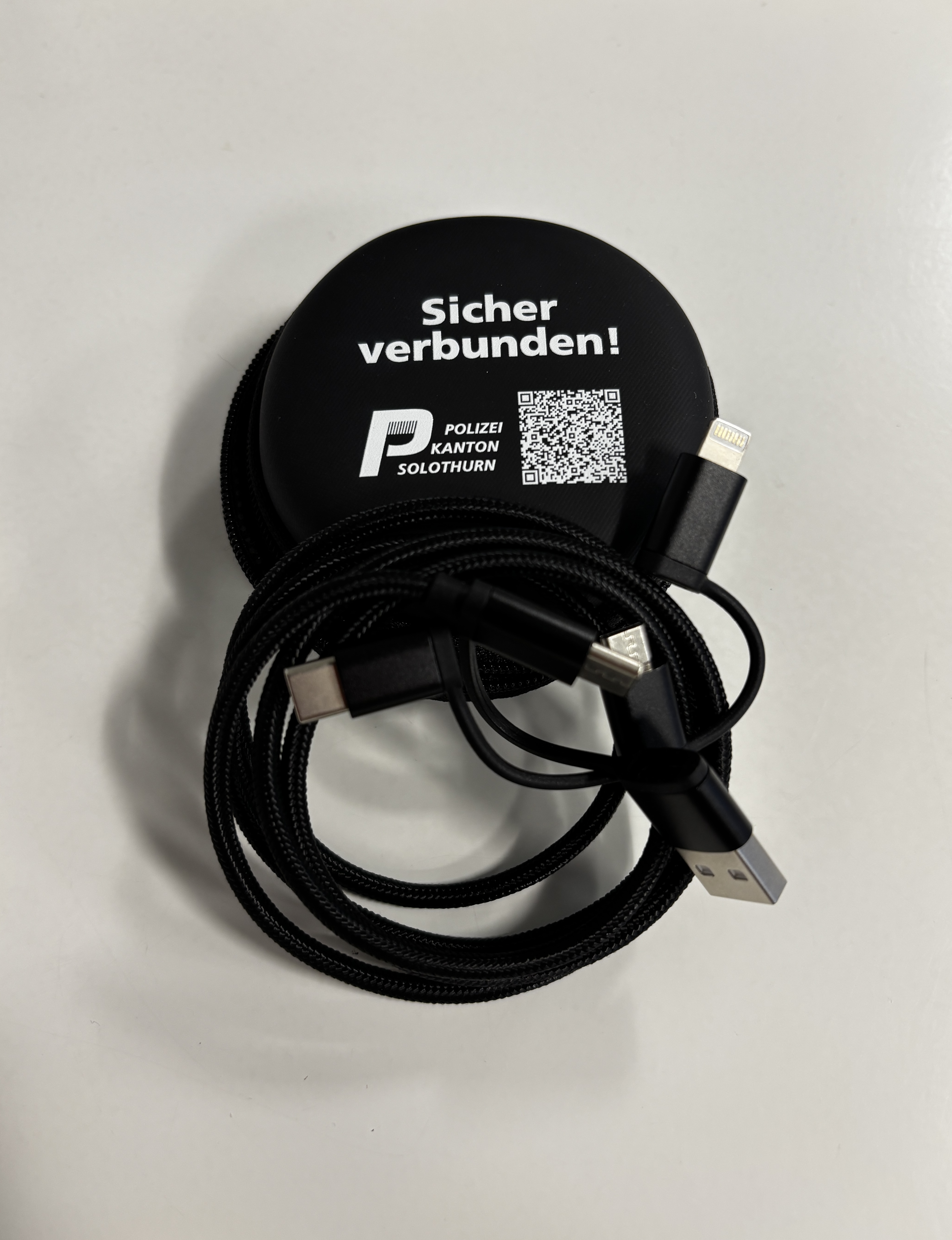 Ladekabel (USB-A, USB-C, Micro-USB, Lightning) in Klappetui, CHF 5.00