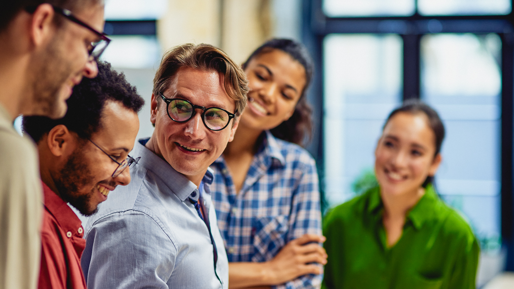 Fachpersonen diskutieren zusammen.