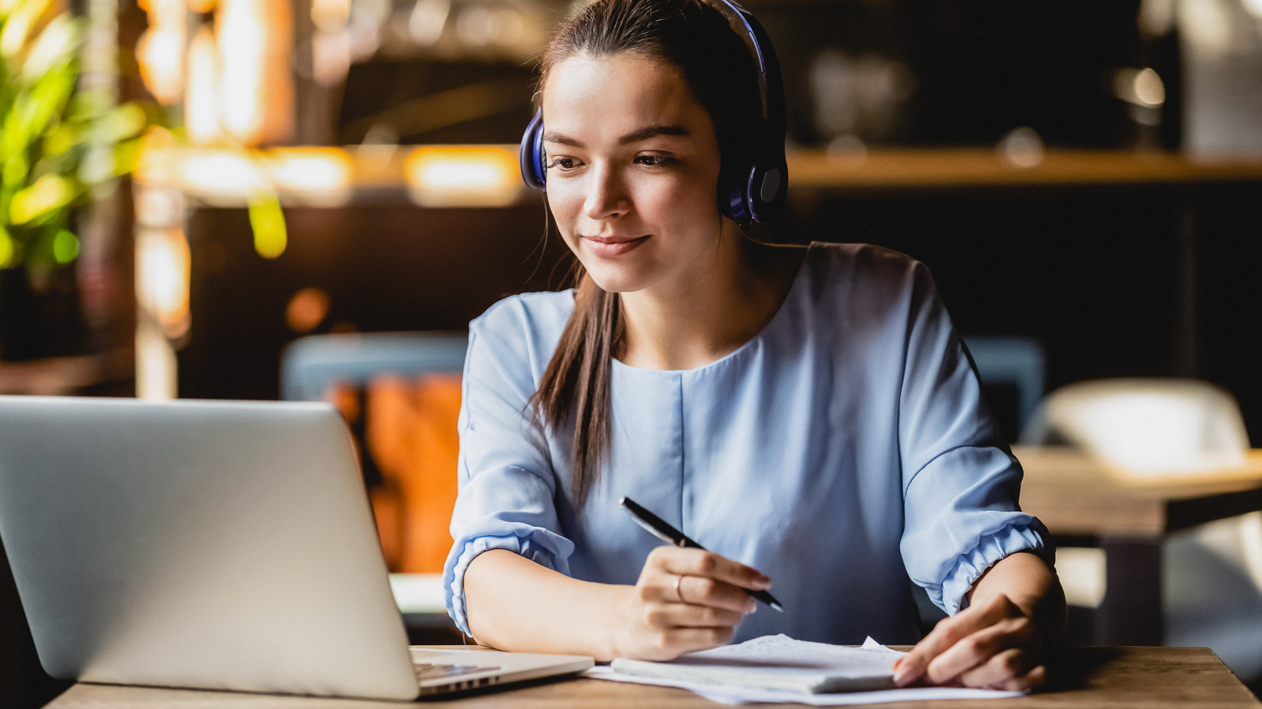 Eine Frau nimmt an einer Online-Schulung teil.