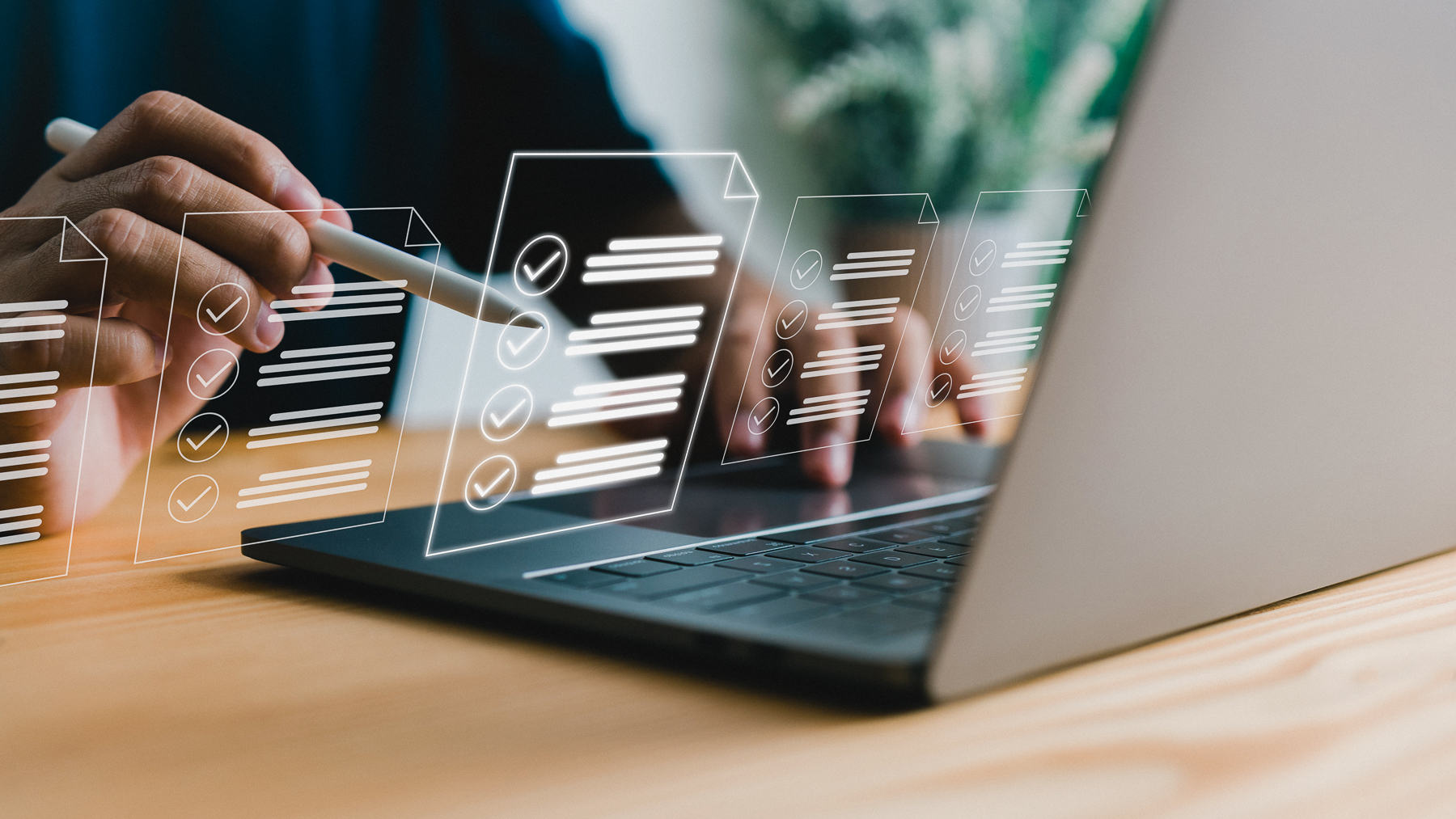 Eine Person hakt auf ihrem Notebook erledigte Prüfpunkte ab.