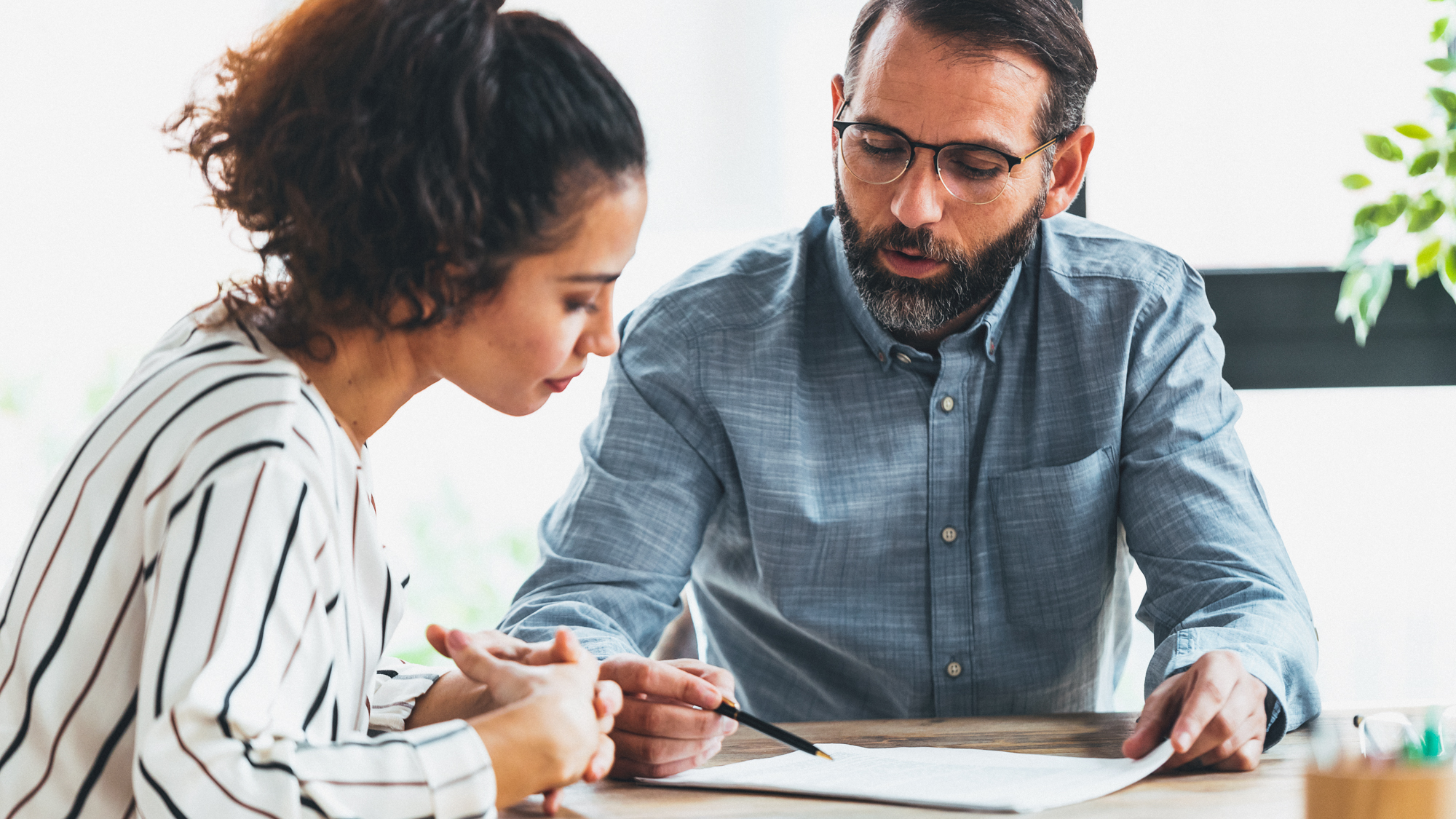 Mann und Frau sitzen zusammen und besprechen Dokumente
