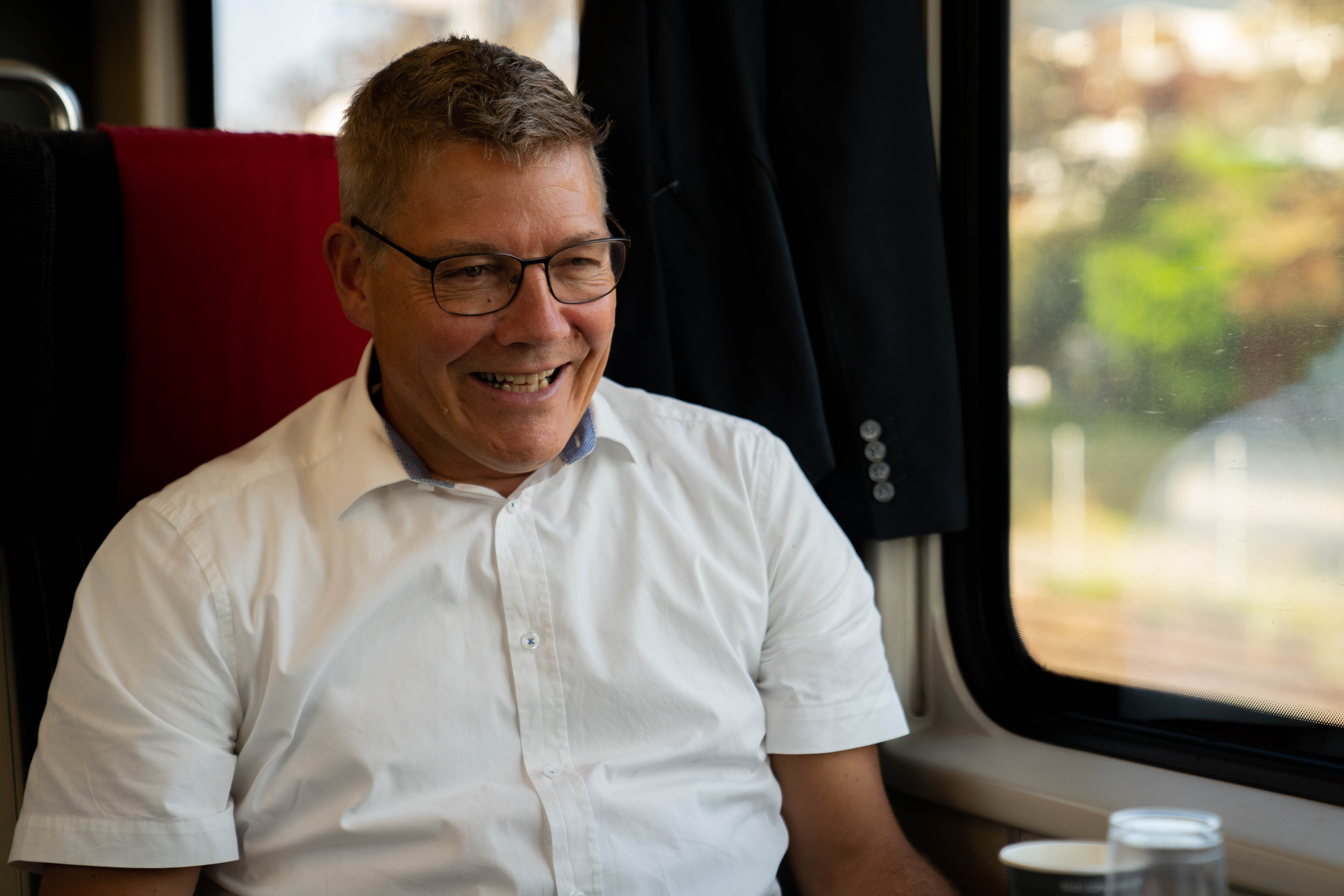 Regierungsrat Roland Fürst stitzt im Zug.