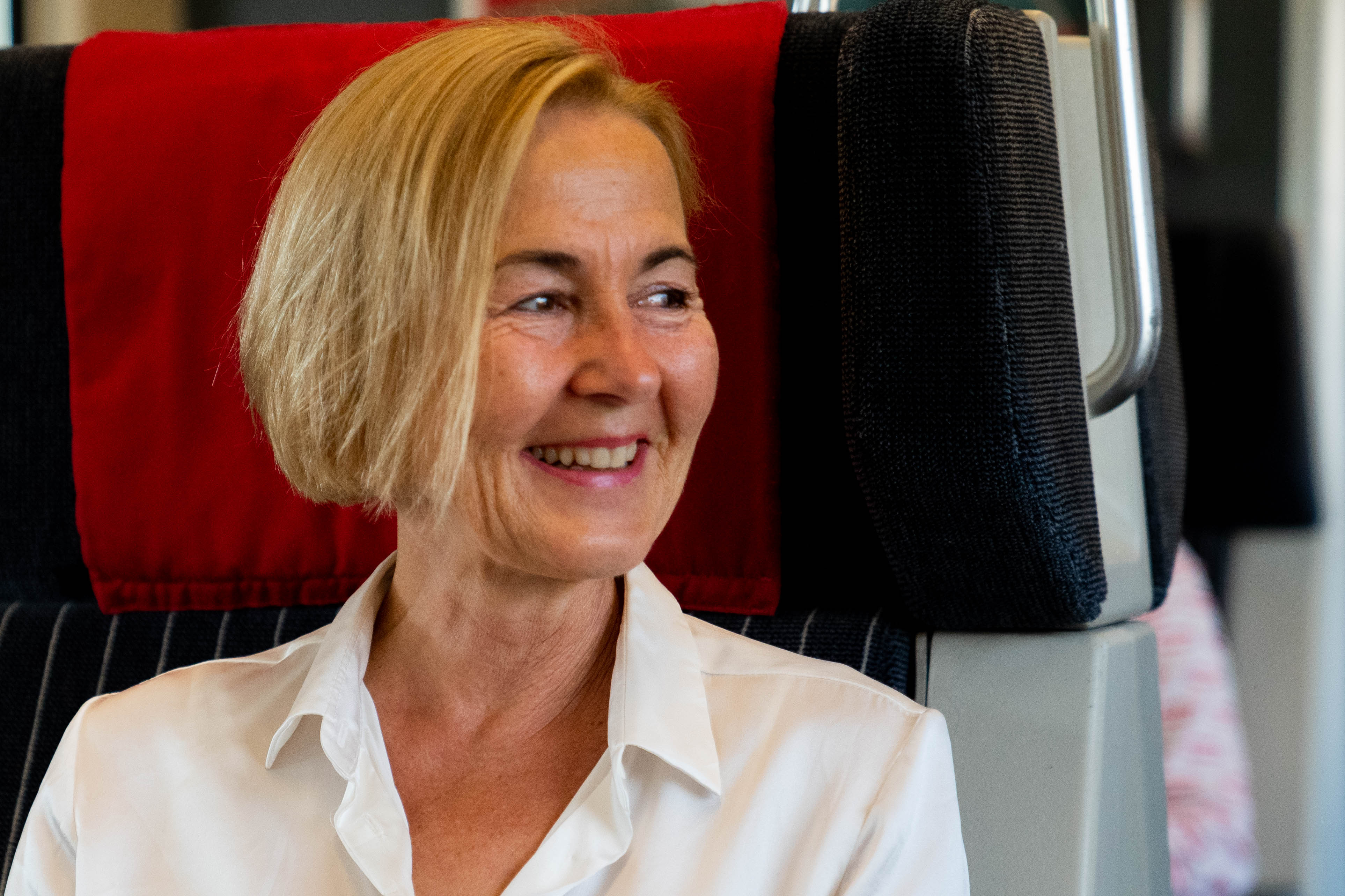 Regierungsrätin Susanne Schaffner sitzt im Zug.