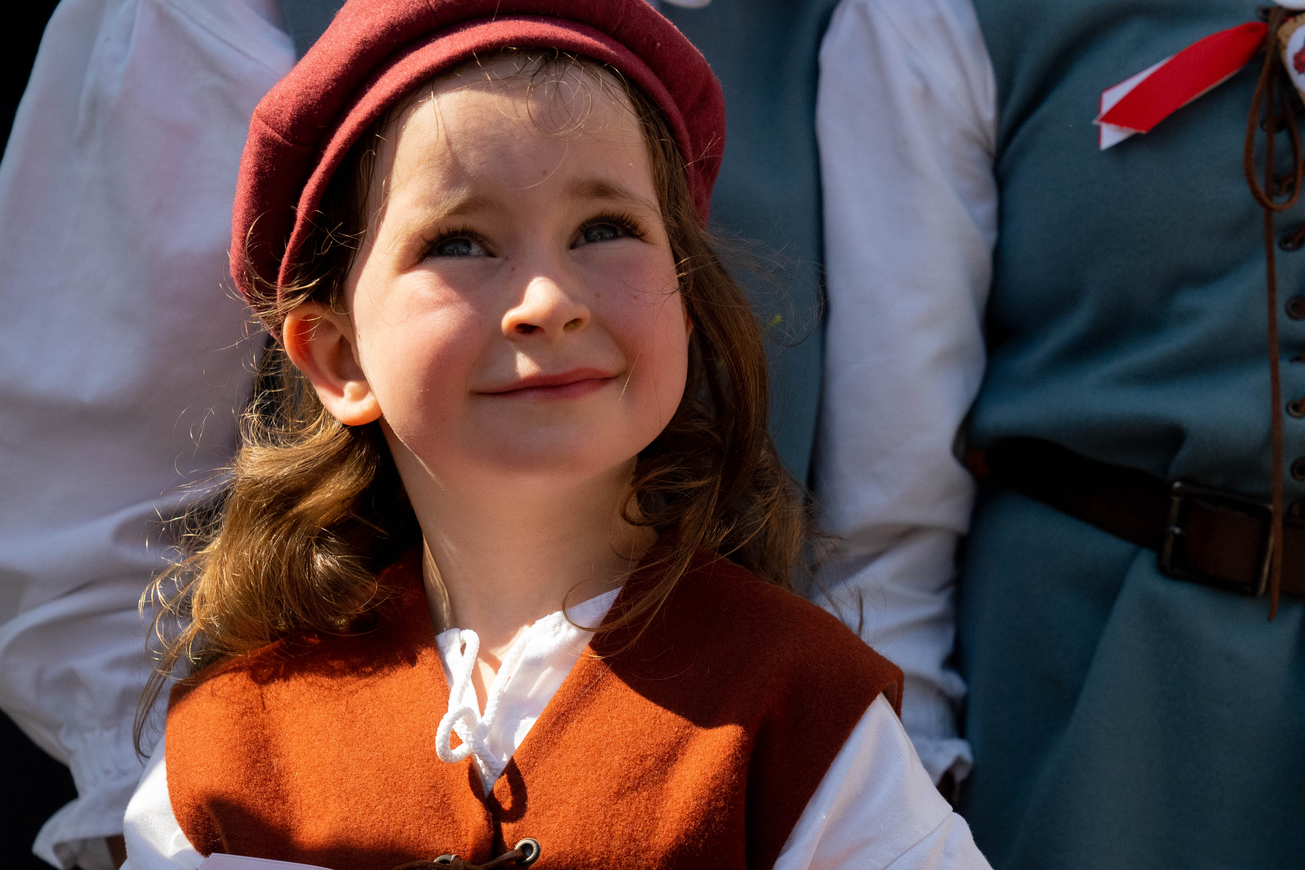 Ein Kind in Kleider der Bruderschaft Sanctae Margarithae.