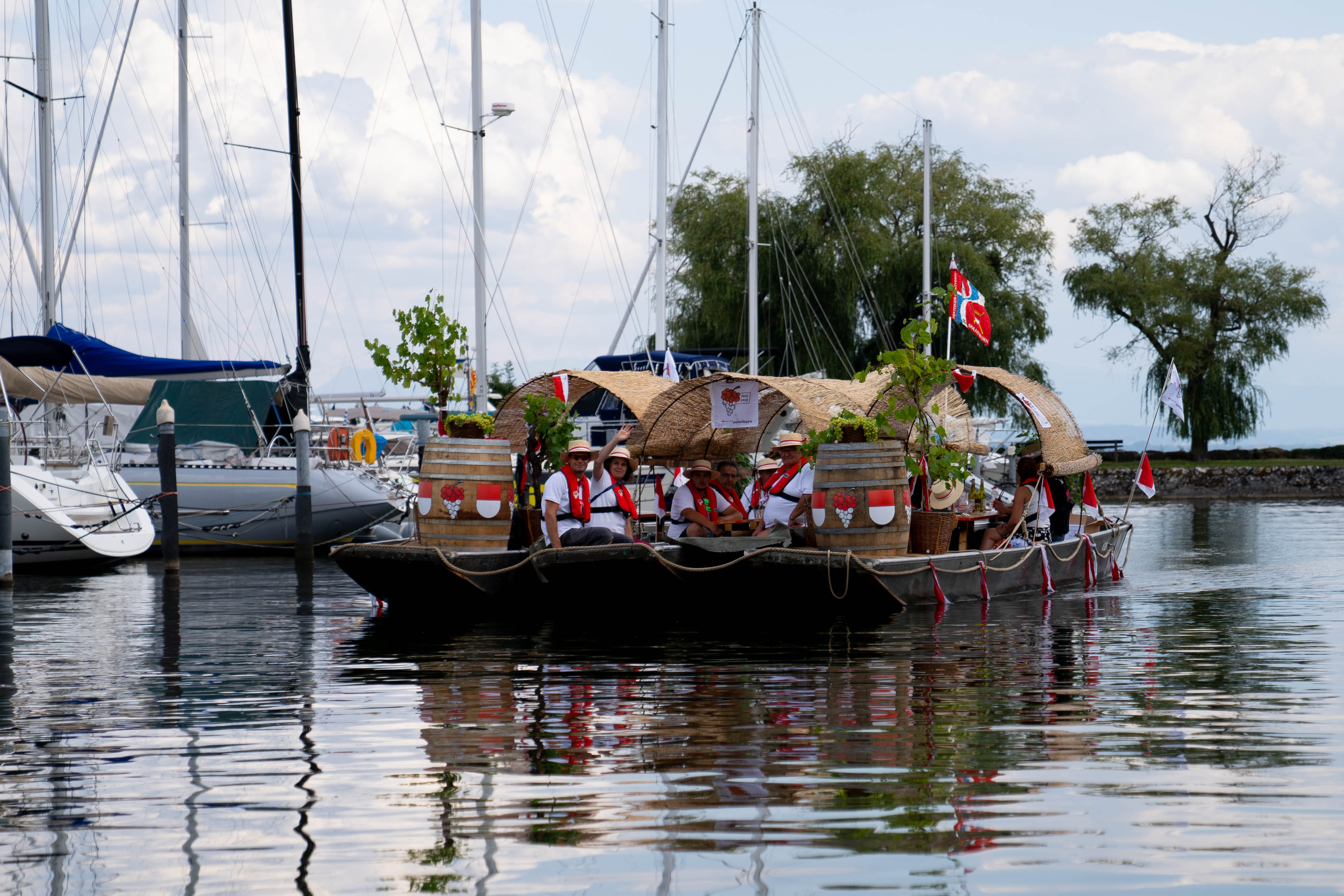Das Solothurner Weinschiff trifft in Auvernier ein