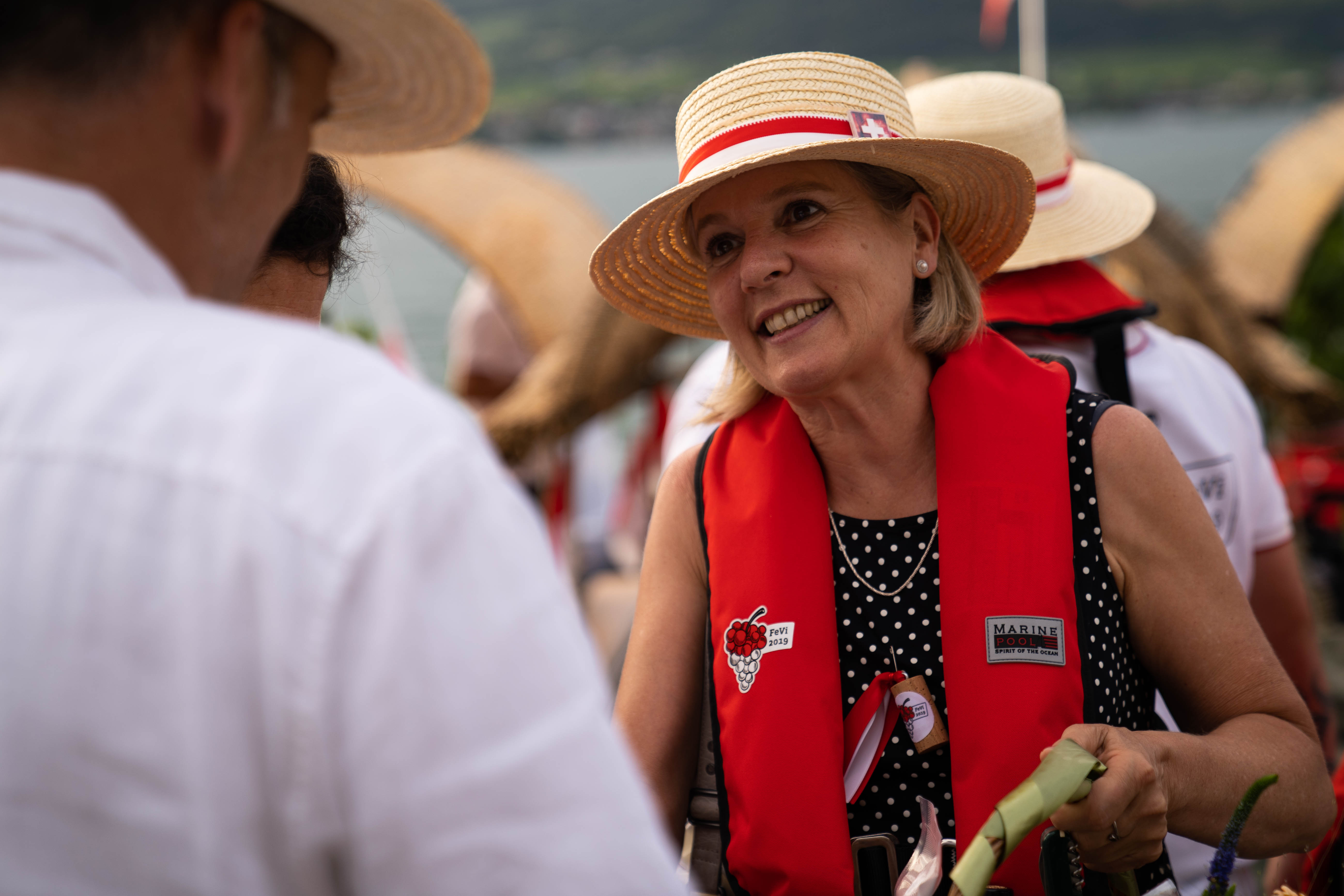 Regierungsrätin Brigit Wyss wird in Erlach empfangen.