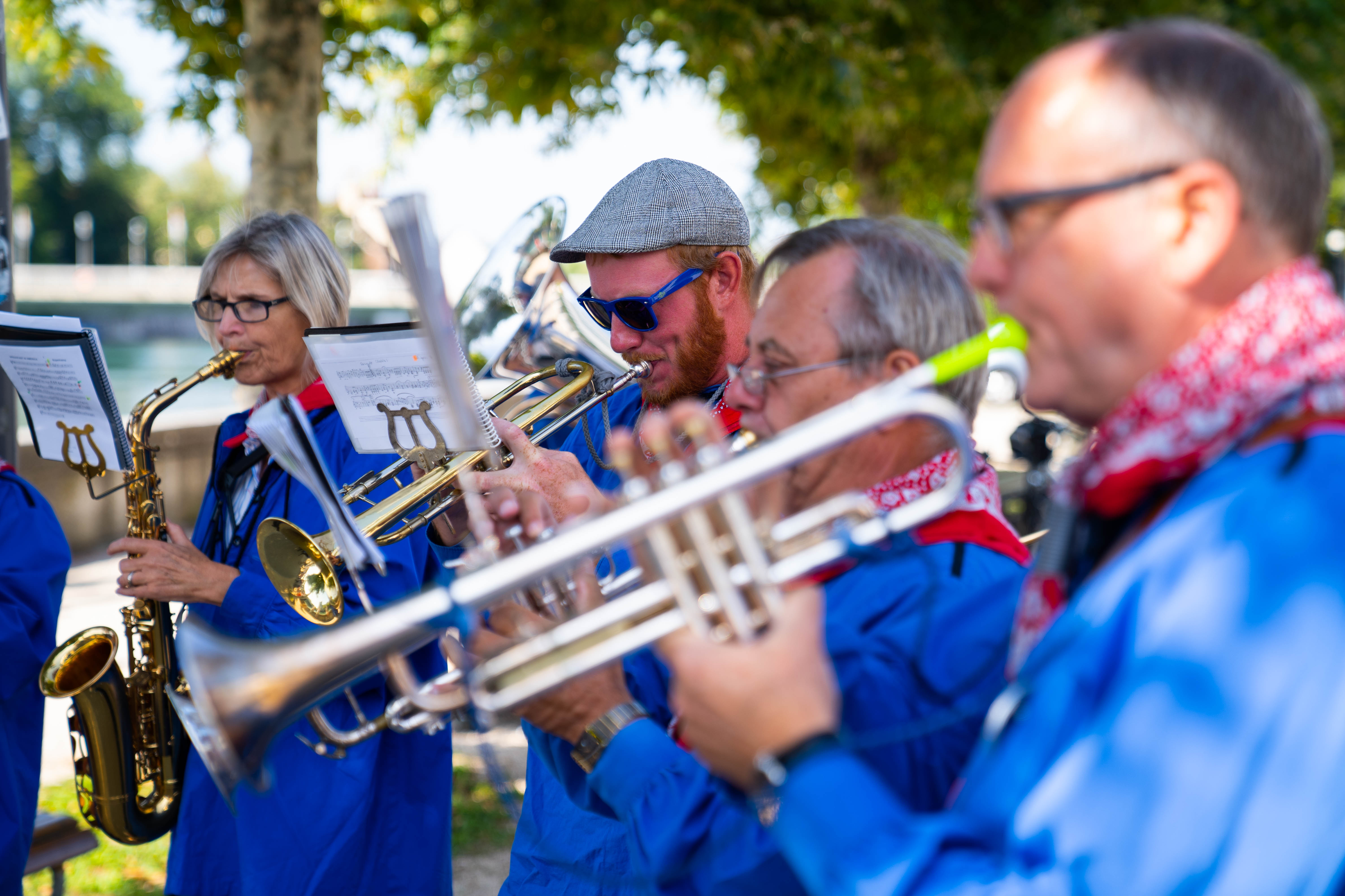 Musiker spielen Blasmusik.