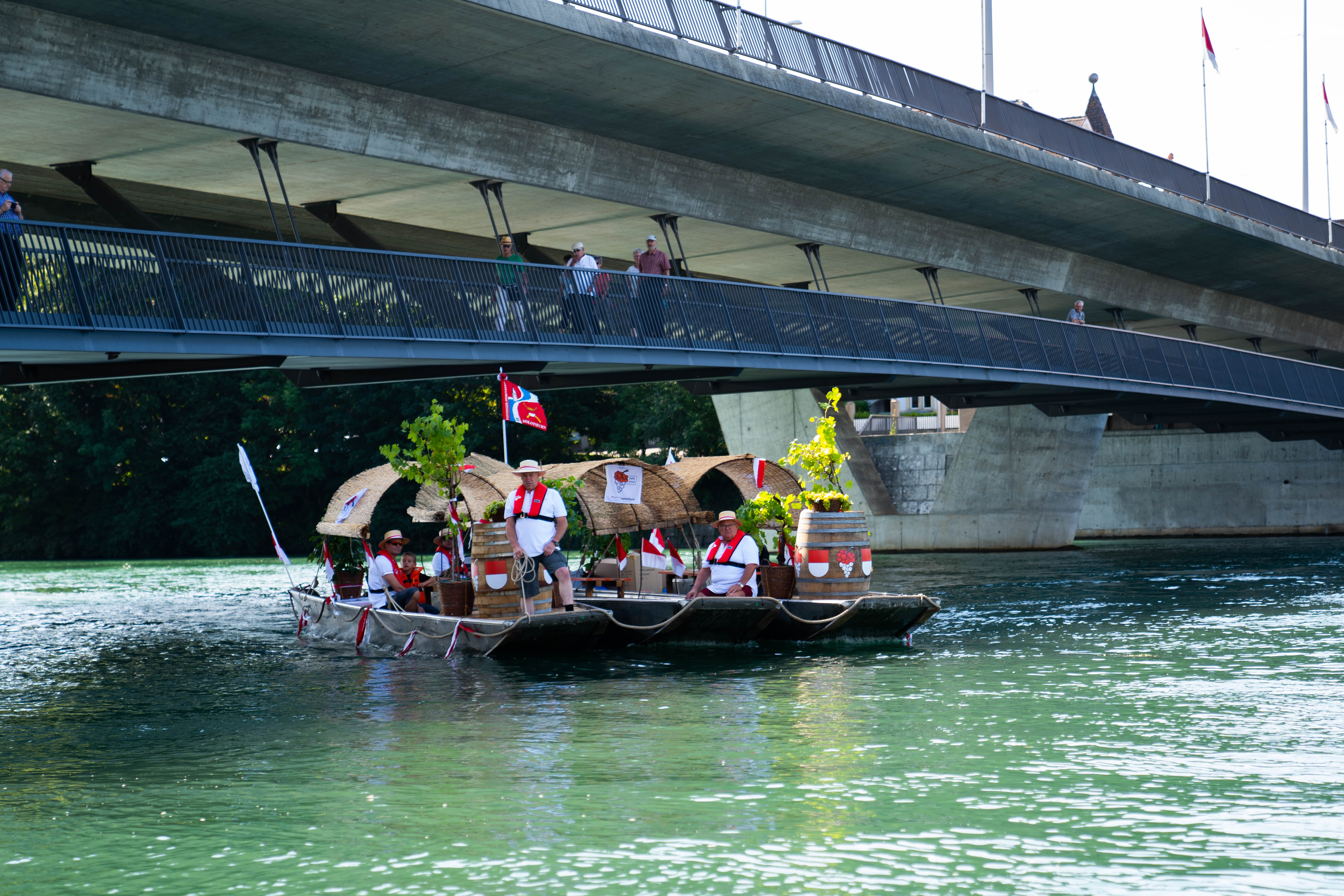 Weinschiff trift auf der Aare in Solothurn ein