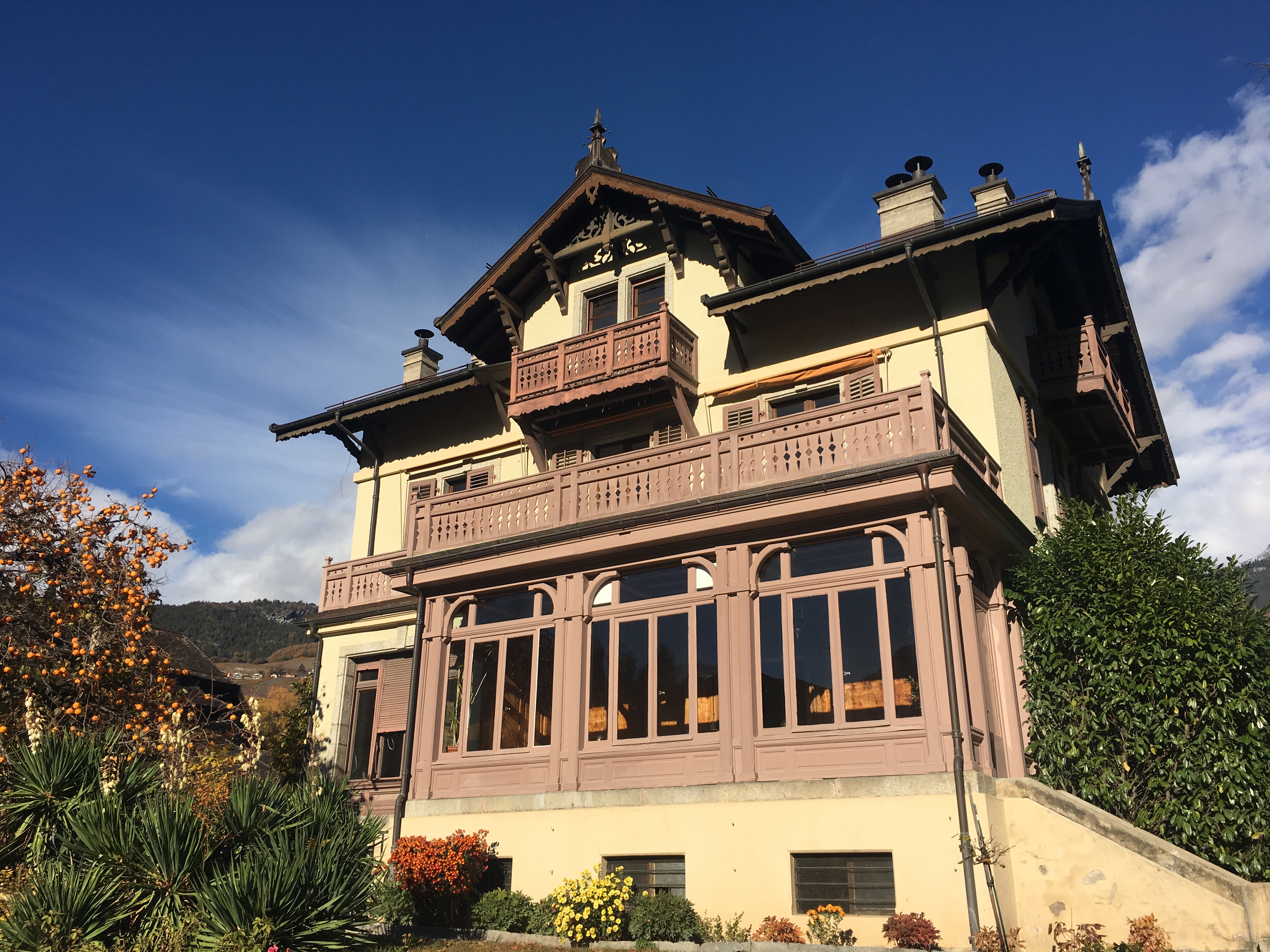 Die sonnenbeleuchtete Villa Ruffieux in Sierre.
