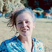 Cécile Steck Porträt von Cécile Steck. Sie steht in der Natur und blickt in die Kamera.