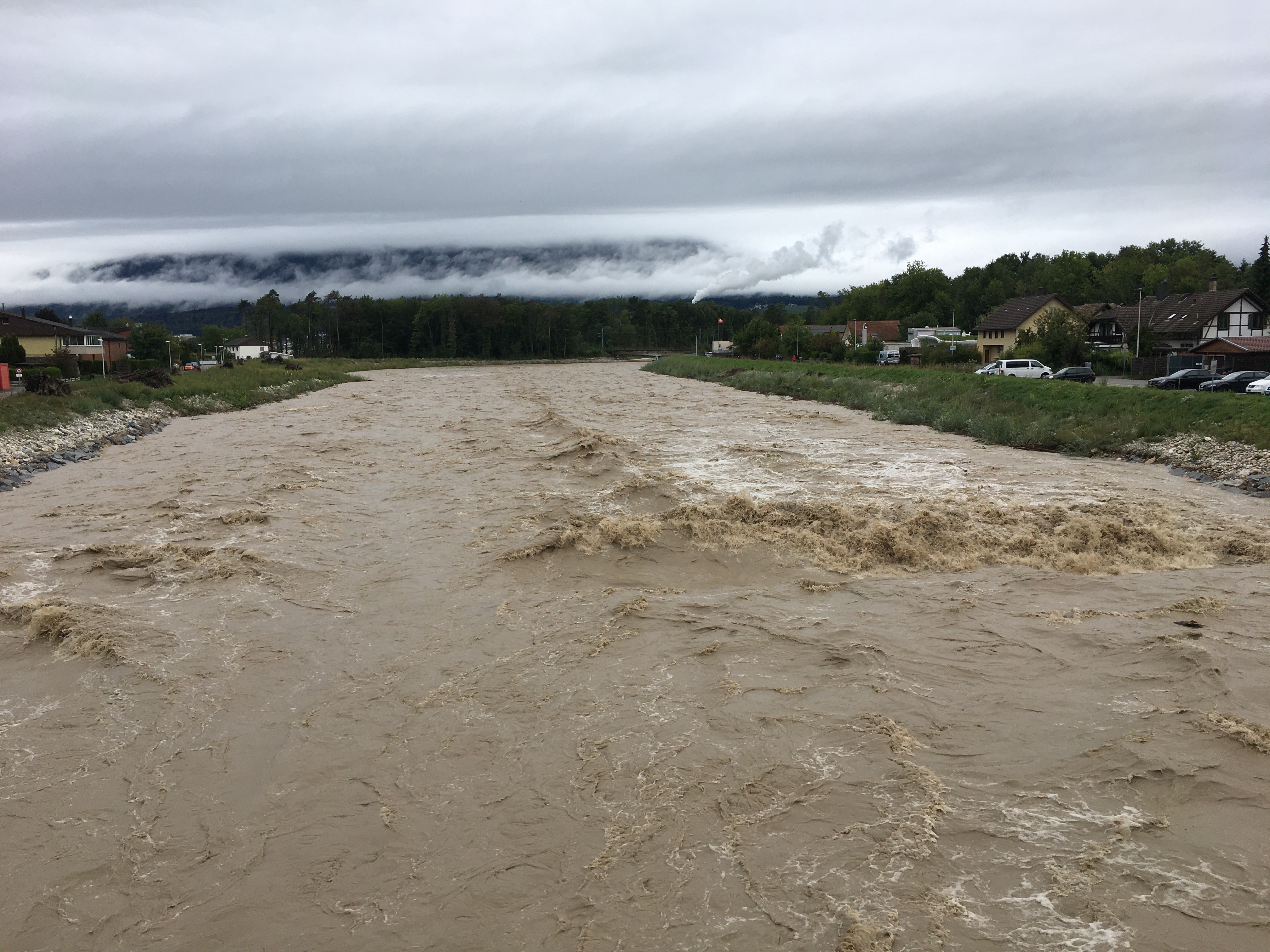 Das Bild zeigt den Abschnitt unterhalb der Kantonsstrassenbrücke Derendingen/Zuchwil; sprich die Aufweitung «Rüti», wo linker Hand die ehemalige Kehrichtdeponie Rüti saniert wurde. Bild vom Hochwasser Ende August 2020