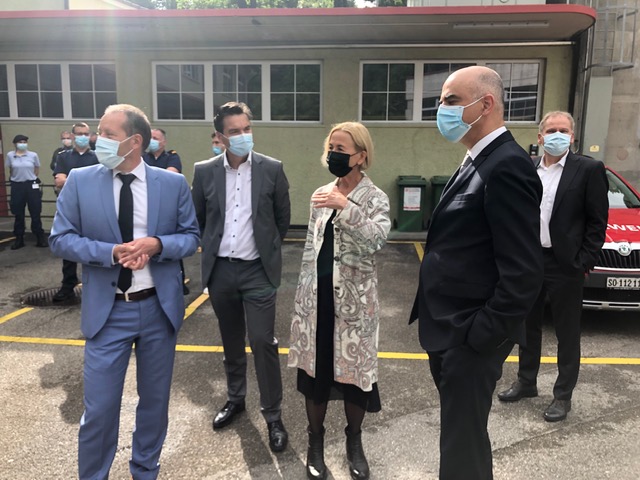 Impf-Drive-in Grenchen Alain Berset steht mit Susanne Schaffner und weiteren Personen vor dem Impf-Drive-in in Grenchen.