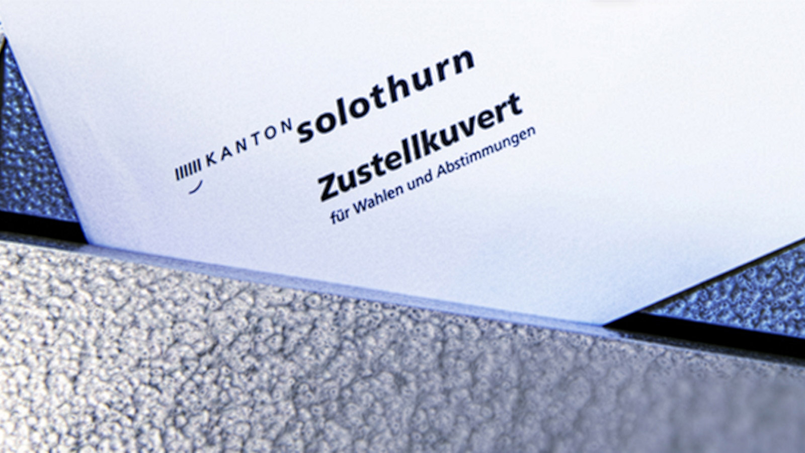 Abstimmungsurne mit Abstimmungscouvert