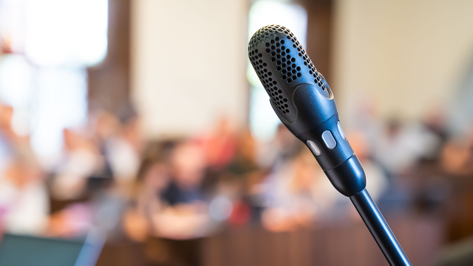 Blick in den Kantonsratsaal im Rathaus Solothurn während einer Session, Mikrofon im Vordergrund
