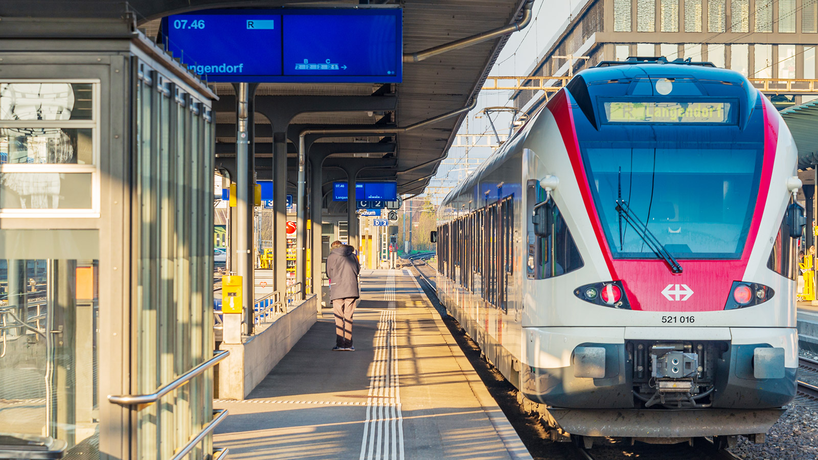 Bild von einem Perron am Solothurner Hauptbahnhof mit S-Bahn 