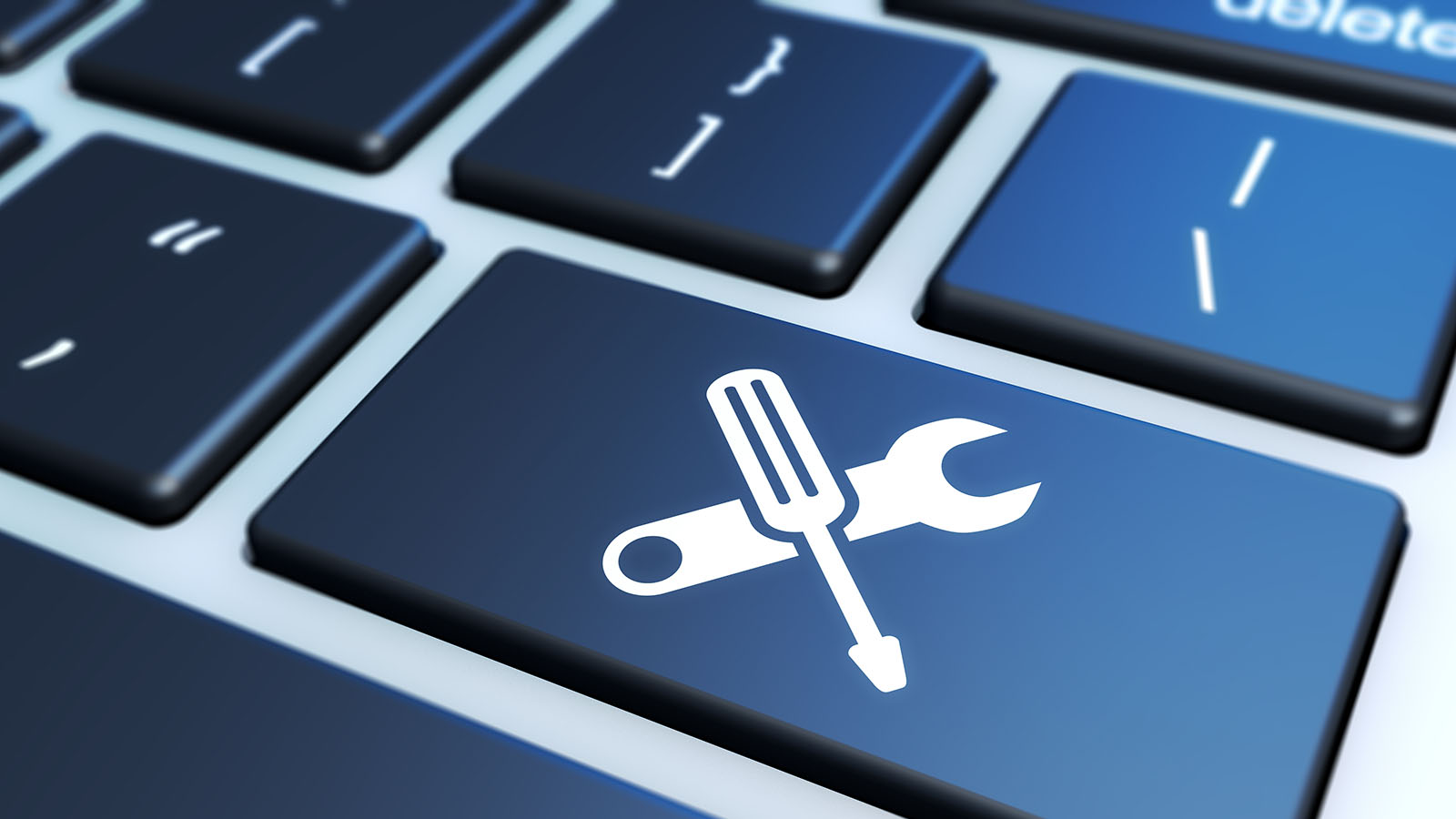 Laptoptastatur mit einer fiktiven Taste mit Schraubenzieher und Schraubenschlüssel