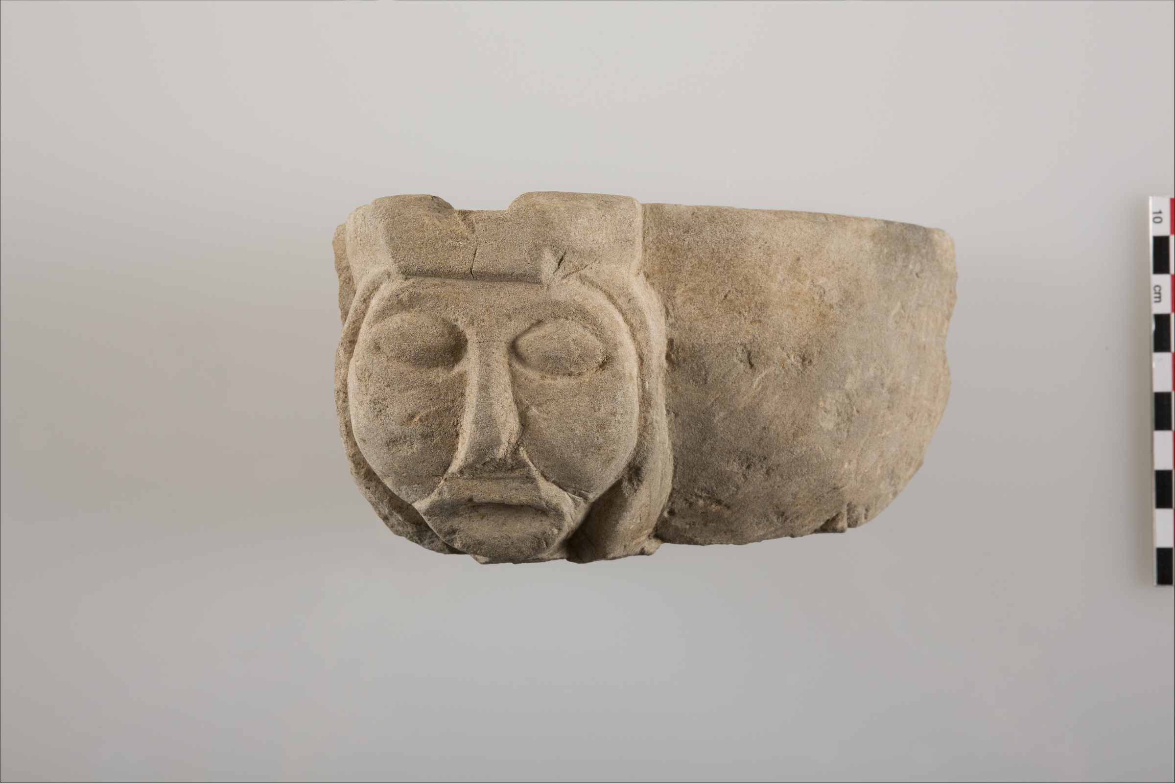 Fragment eines Steinmörsers mit stilisiertem Menschengesicht aus dem 13./14. Jahrhundert, gefunden im Stadttheater Solothurn.
Foto: Claudia Leuenberger, Solothurn.