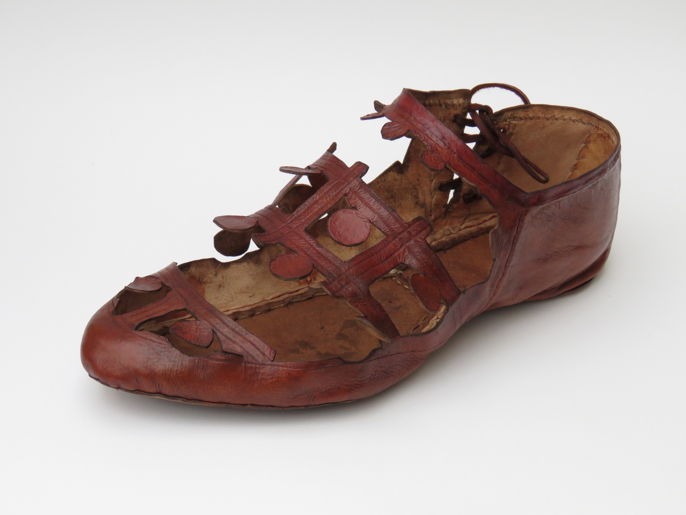 Rekonstruktion des mittelalterlichen Prunkschuhs, der bei den Ausgrabungen im Stadttheater Solothurn entdeckt wurde.
Foto: Kantonsarchäologie Solothurn.