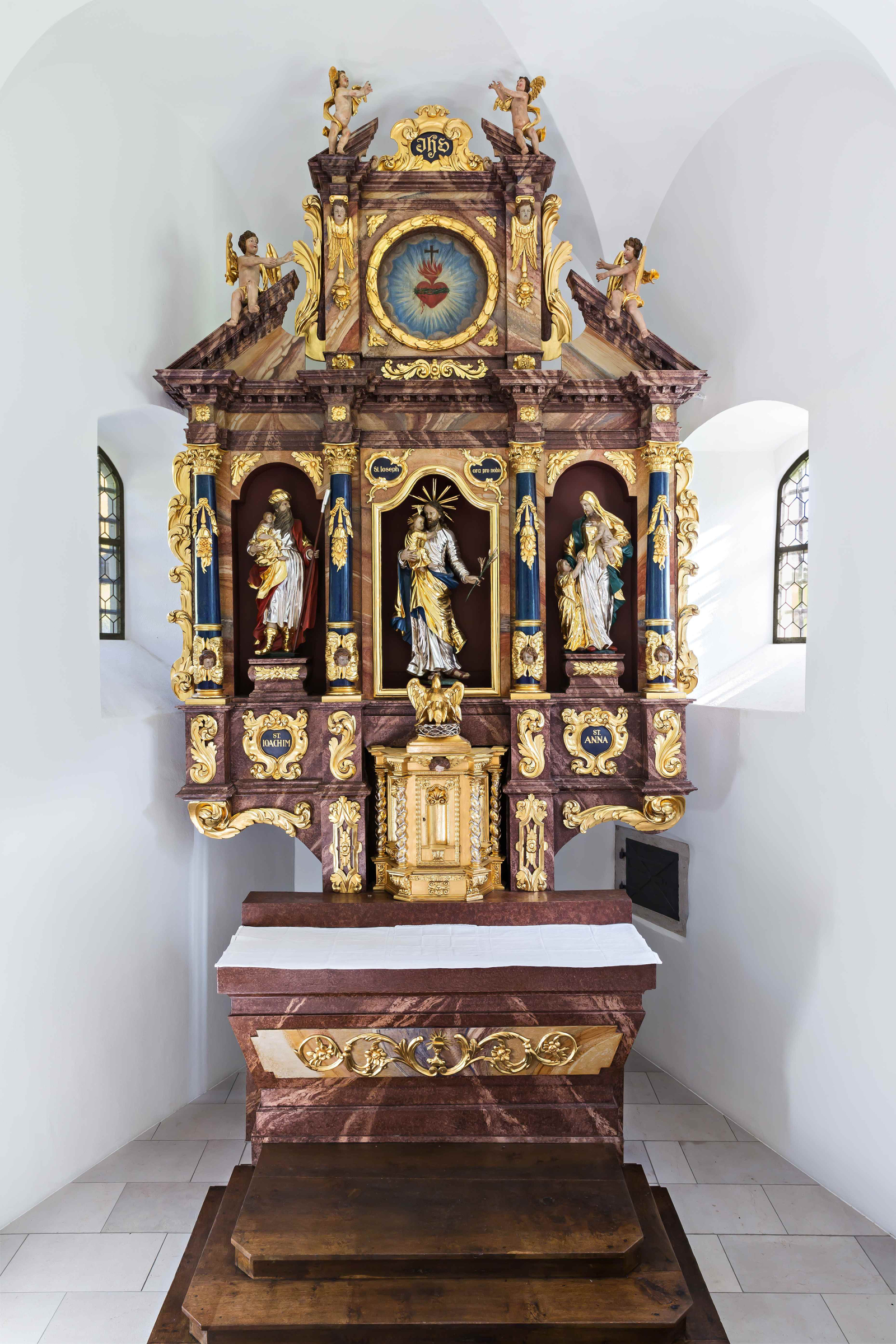 Der um 1697 von der Werkstatt Hans Wilhelm Tüfels aus Sursee geschaffene Hochaltar der Pfarrkirche St. Josef in Gänsbrunnen zeigt sich nach der Restaurierung in seiner Farbfassung von 1928.
Foto: Kant. Denkmalpflege Solothurn, Guido Schenker.