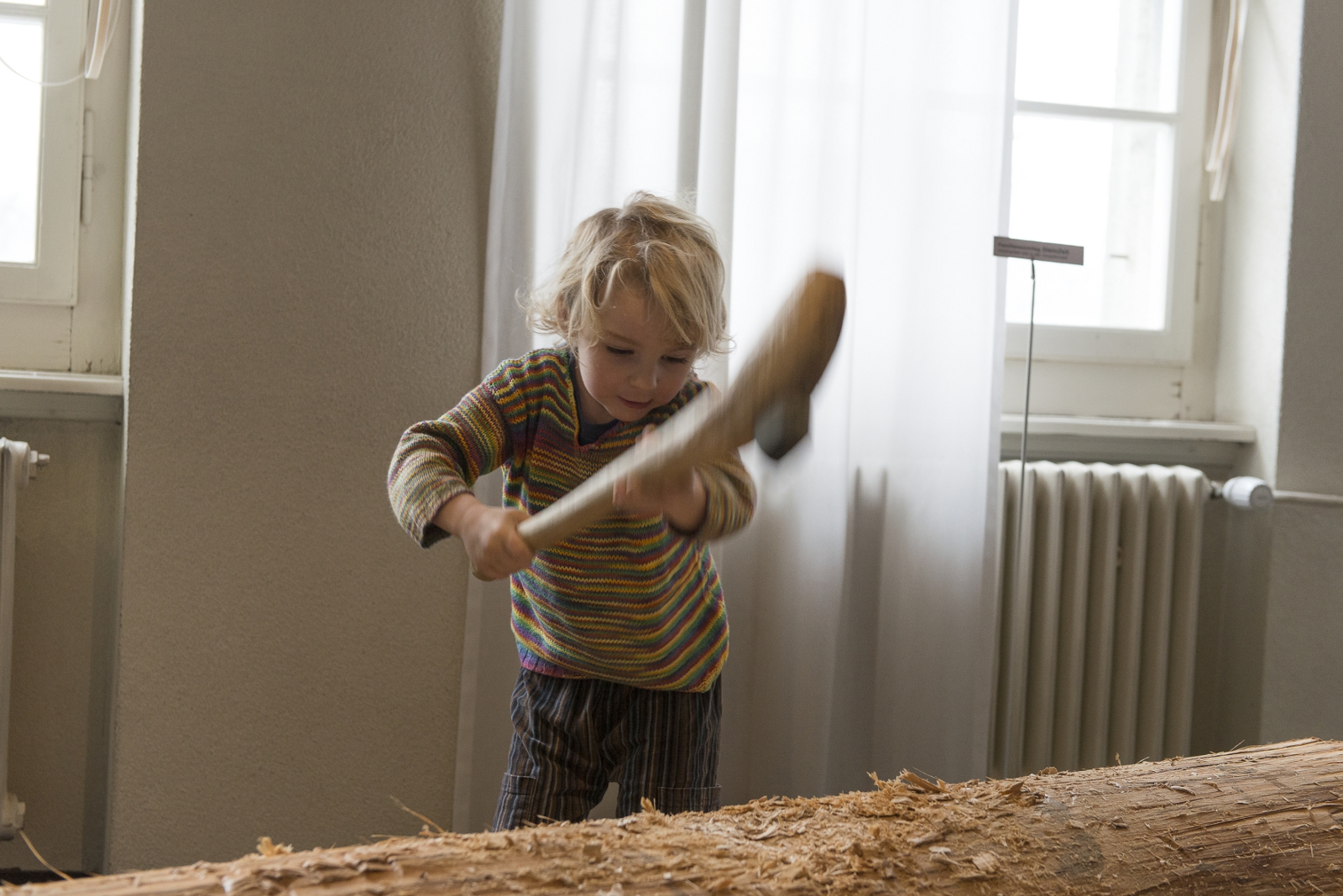 Ein fleissiger Steinzeitmann an der Arbeit