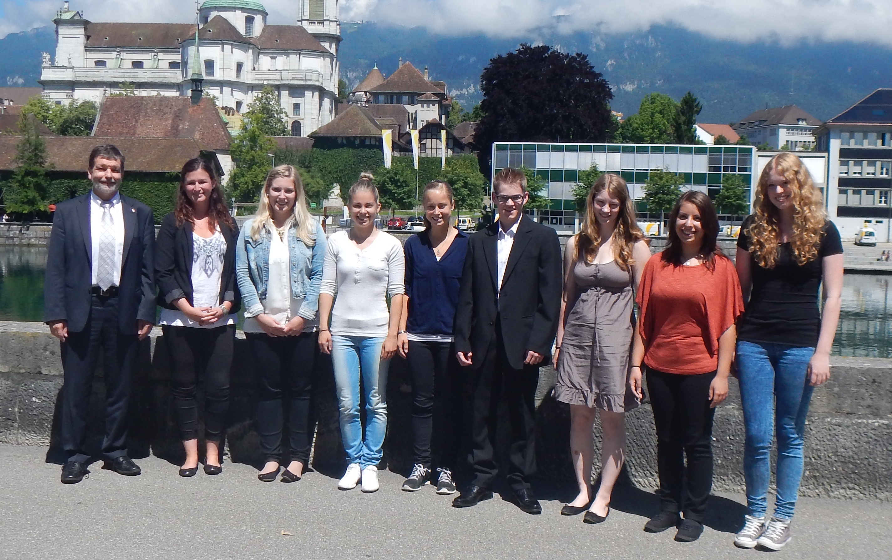 Regierungsrat Roland Heim mit erfolgreichen Auszubildenden