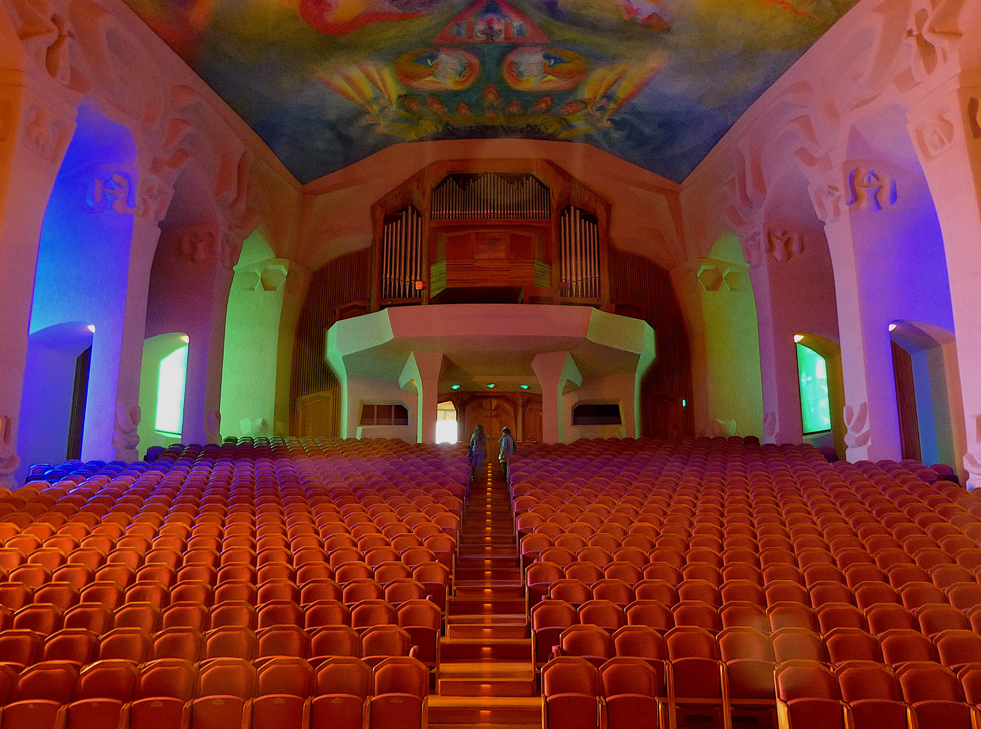 Der farbige beleuchtete Grosse Saal des Goetheanums.