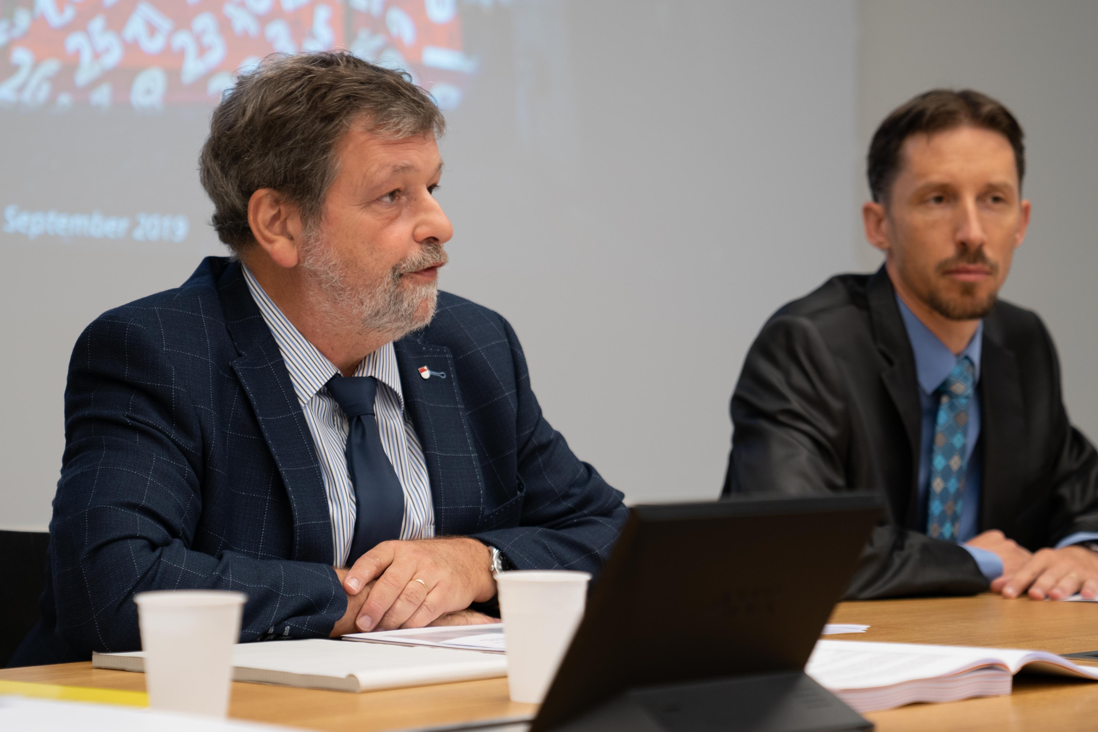 Roland Heim sitzt an einem Tisch und stellt den Voranschlag 2020 den Medien vor.