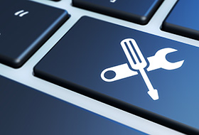 Ausschnitt einer Computertastatur mit hineinmontiertem Werkzeug-Symbol
