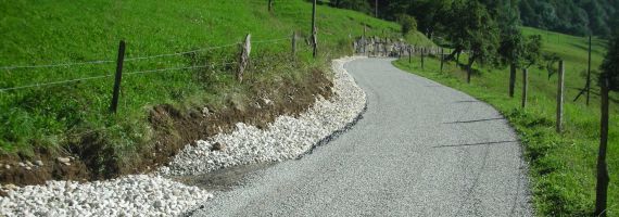 PWI Gueterwege Ein Kiesweg frisch nach der Sanierung, auch Wiederinstandstellung genannt.