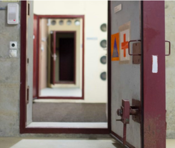 Schutzraum Eingang, Panzertüre