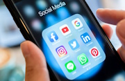 Handy mit Social Media Icon