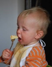 Kind beim Fondue essen
