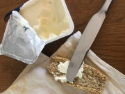 Brot mit Frischkäse Aufstrich